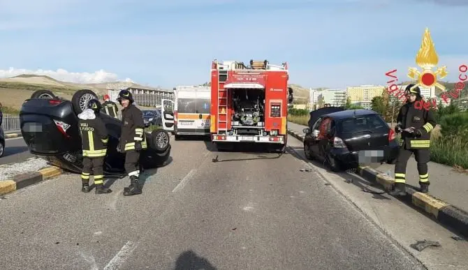 Incidente al campus di Germaneto, auto si ribalta nello scontro: due feriti