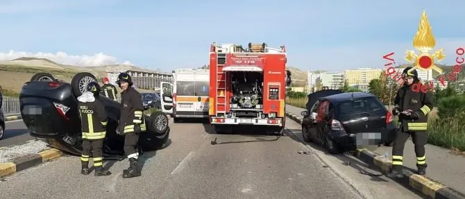 Incidente al campus di Germaneto, auto si ribalta nello scontro: due feriti
