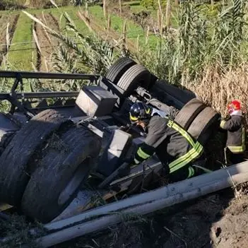 Incidente stradale a Lamezia, si ribalta rimorchio autocisterna