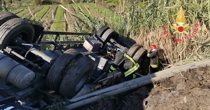 Incidente stradale a Lamezia, si ribalta rimorchio autocisterna