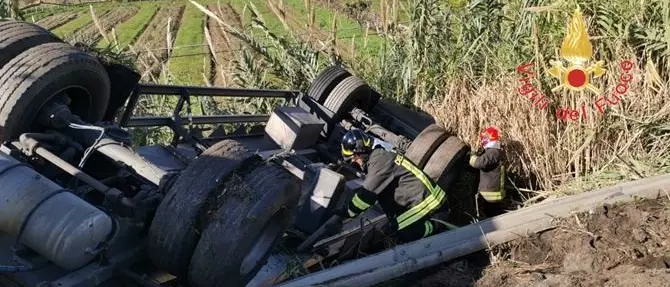 Incidente stradale a Lamezia, si ribalta rimorchio autocisterna