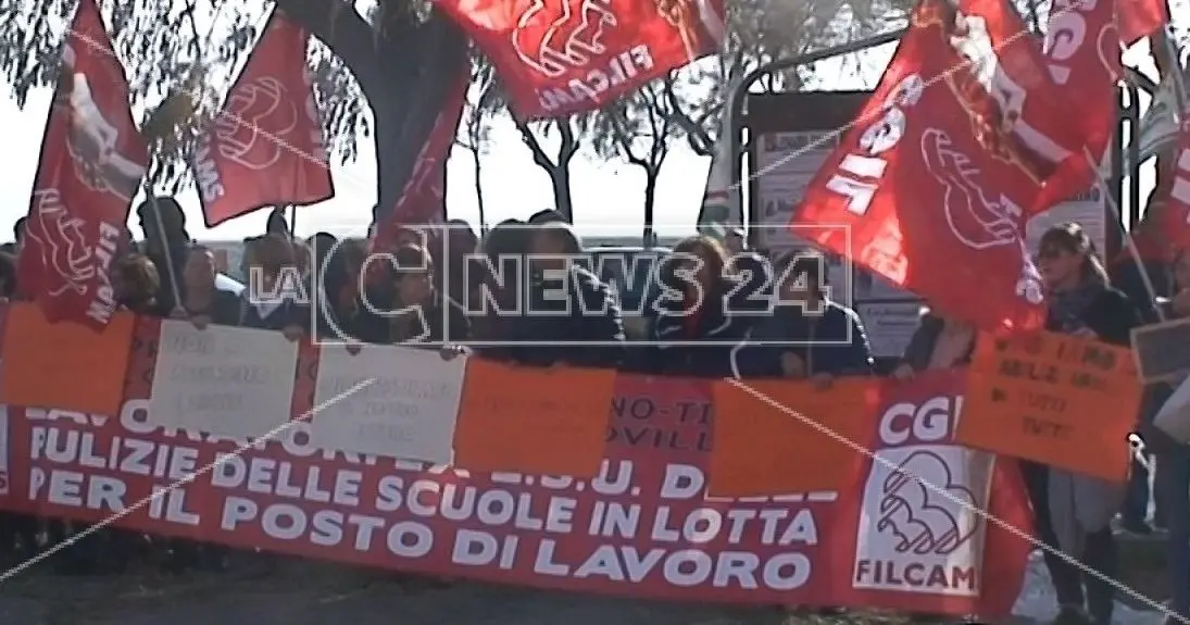 Scuola, 650 addetti calabresi alle pulizie rischiano di restare senza lavoro