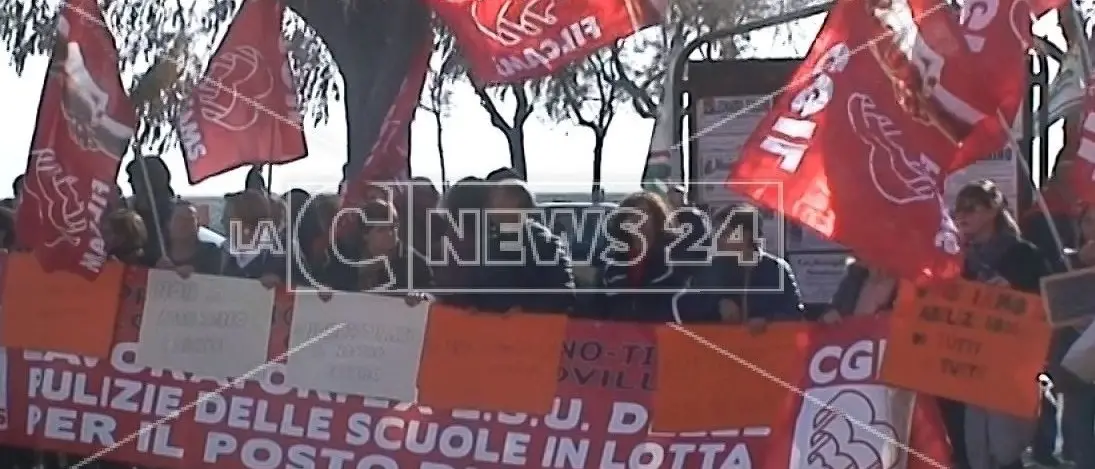 Scuola, 650 addetti calabresi alle pulizie rischiano di restare senza lavoro