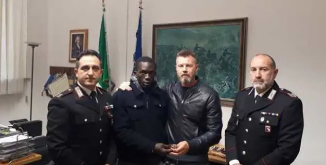 Parma, restituisce un rolex trovato per terra e viene assunto