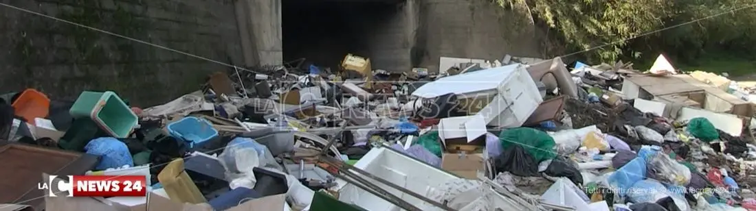 Cosenza, una bomba ecologica pronta a esplodere a due passi dal fiume Crati