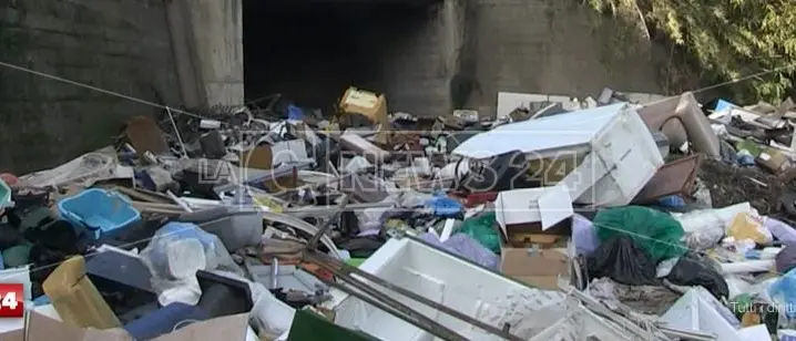 Cosenza, una bomba ecologica pronta a esplodere a due passi dal fiume Crati
