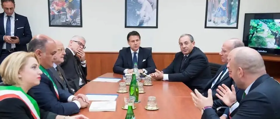 Locri, un anno fa la visita di Conte. Il sindaco Calabrese: «Non è cambiato nulla»