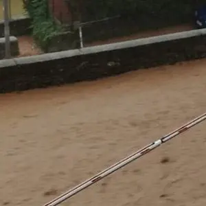 Maltempo, inferno d’acqua a Lamezia: voli dirottati, strade come fiumi e frane