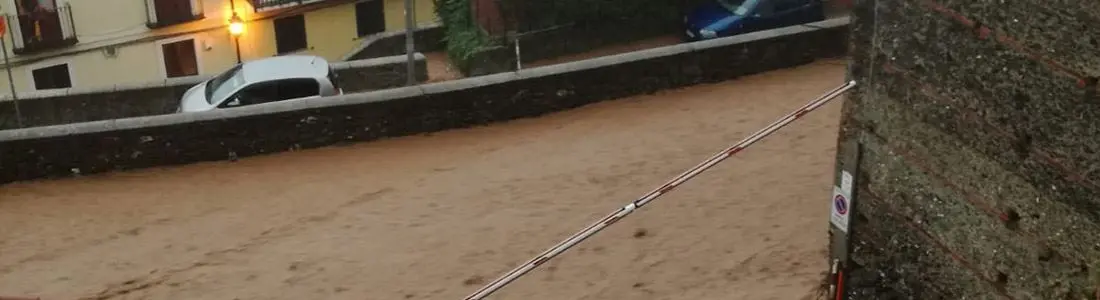 Maltempo, inferno d’acqua a Lamezia: voli dirottati, strade come fiumi e frane