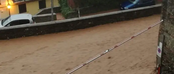 Maltempo, inferno d’acqua a Lamezia: voli dirottati, strade come fiumi e frane