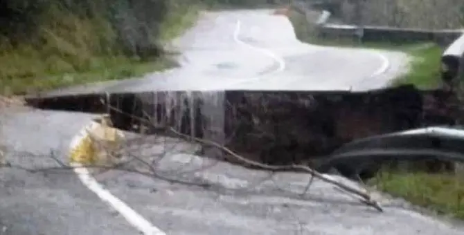 La pioggia incessante “abbatte” una strada, frana la Monasterace-Serra San Bruno