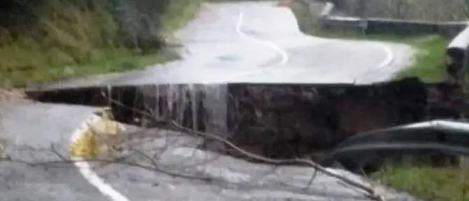 La pioggia incessante “abbatte” una strada, frana la Monasterace-Serra San Bruno