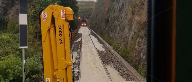 Treno rimane bloccato in galleria a causa del nubifragio
