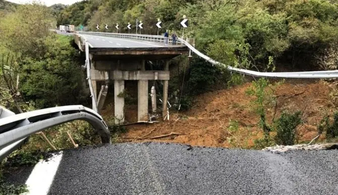 Maltempo, crolla viadotto lungo la Torino-Savona