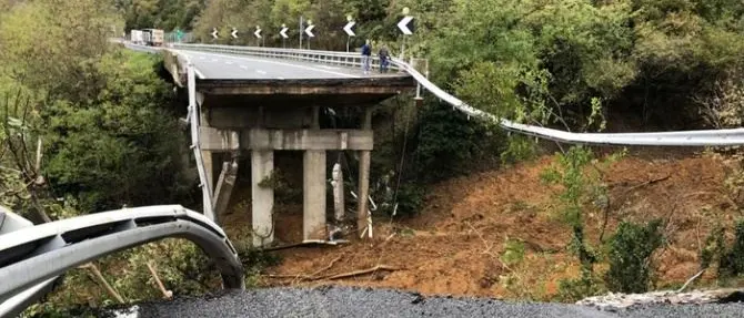 Maltempo, crolla viadotto lungo la Torino-Savona