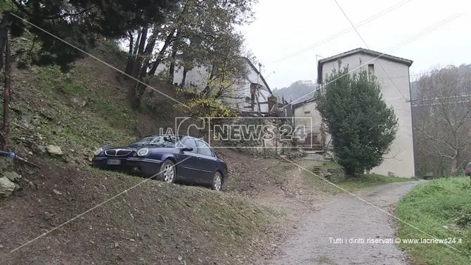 Maltempo, il torrente fa paura: due famiglie evacuate a Cosenza