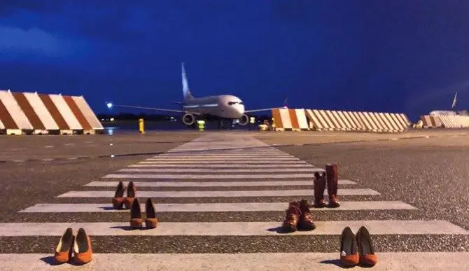 Scarpette rosse sulla pista dell’aeroporto contro la violenza sulle donne