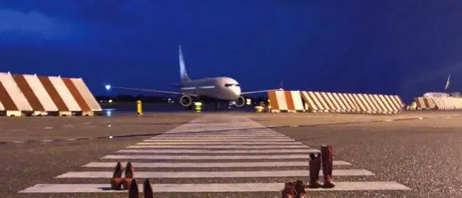 Scarpette rosse sulla pista dell’aeroporto contro la violenza sulle donne