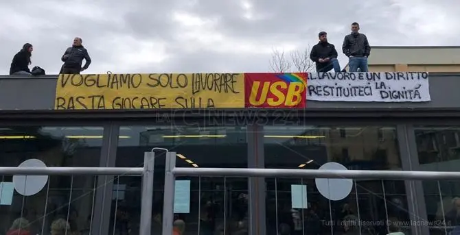 Si sposta sul tetto la protesta dei lavoratori Seatt dell'ospedale di Cosenza