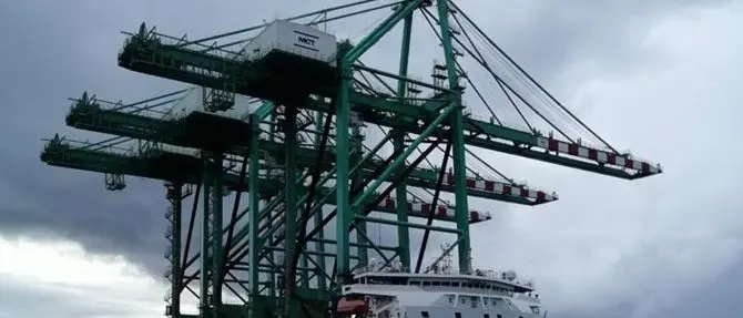 Nel porto di Gioia Tauro pronte ad entrare le gru tra le più grandi al mondo