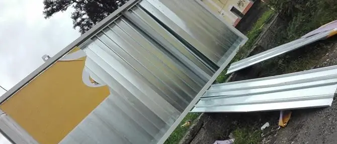 Catanzaro, crolla cartellone pubblicitario finito nel mirino della municipale