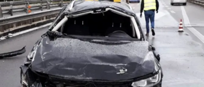 Incidente per l’auto del procuratore di Reggio, tre feriti. Grave un carabiniere