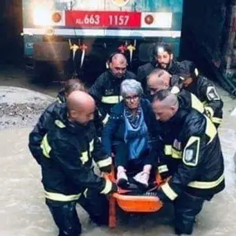 Vigili del fuoco eroi senza paura in una Calabria che si scioglie nel fango