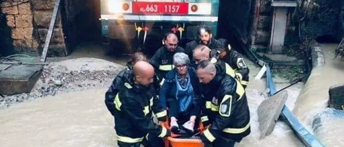 Vigili del fuoco eroi senza paura in una Calabria che si scioglie nel fango