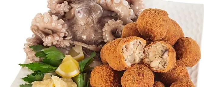 Un amo nelle polpette di polpo, donna operata d’urgenza