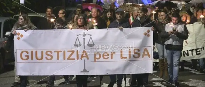 Rose, in marcia sotto la pioggia chiedendo giustizia per Lisa Gabriele
