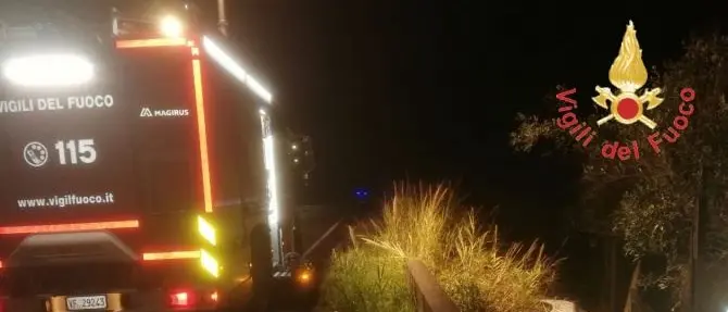 Catanzaro, auto perde il controllo e finisce in un canale