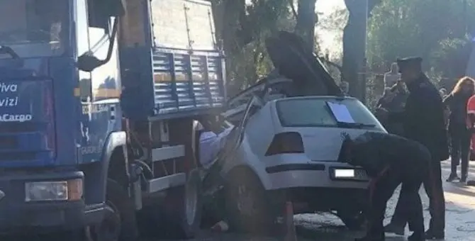 Sorpasso mortale nel Salento, auto impatta camion e travolge operai: 4 morti