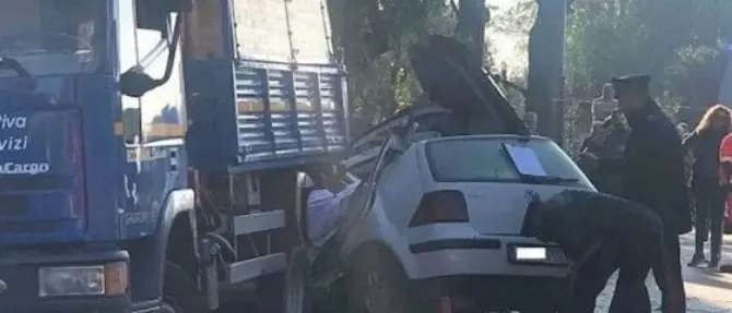 Sorpasso mortale nel Salento, auto impatta camion e travolge operai: 4 morti