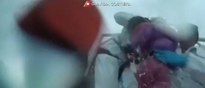 Il pianto disperato della bimba guida tra le onde il suo salvatore: il video