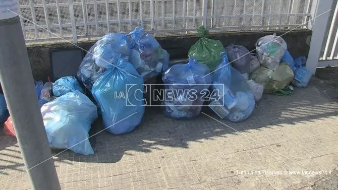 Non ci sono più discariche e la raccolta è ferma. Anche nella provincia di Cosenza è caos rifiuti