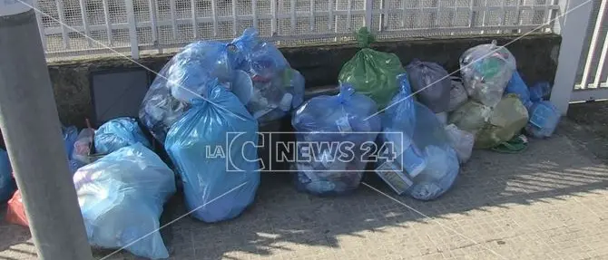 Non ci sono più discariche e la raccolta è ferma. Anche nella provincia di Cosenza è caos rifiuti