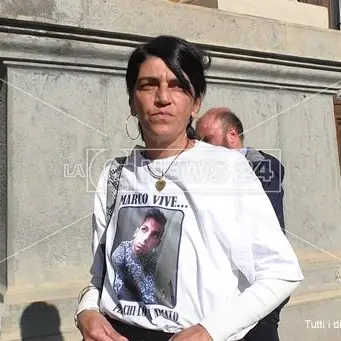 «Mio figlio ucciso con dodici coltellate e vogliono ridurre la pena?»