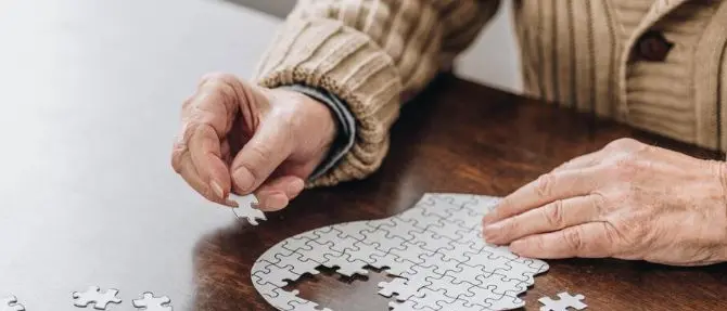 Alzheimer, scoperta molecola che blocca la malattia