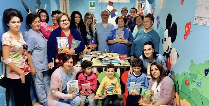 Vibo, il reparto di Pediatria si riempie di libri: è il dono di tante famiglie