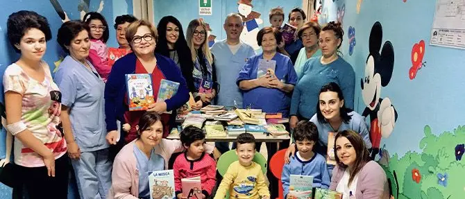 Vibo, il reparto di Pediatria si riempie di libri: è il dono di tante famiglie