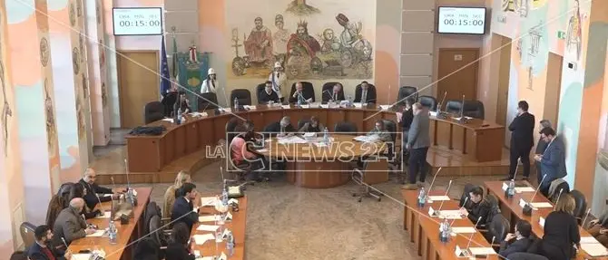 Cosenza, il consiglio all’unanimità contro il Decreto Calabria sulla sanità
