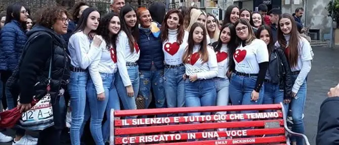 Giornata contro violenza su donne, anche a Tropea una panchina rossa
