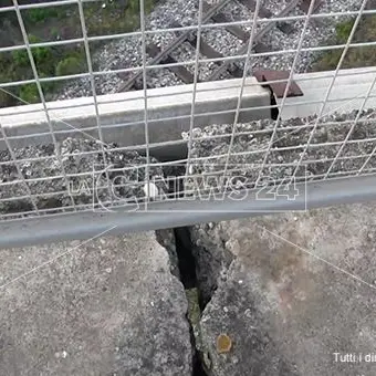 Crepe su un ponte a Catanzaro, i tecnici: «Nessun pericolo di crollo»