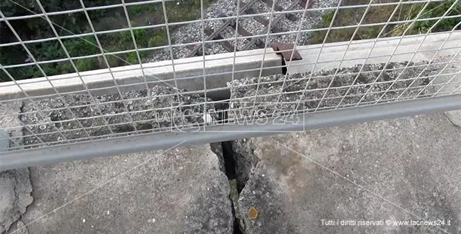 Crepe su un ponte a Catanzaro, i tecnici: «Nessun pericolo di crollo»