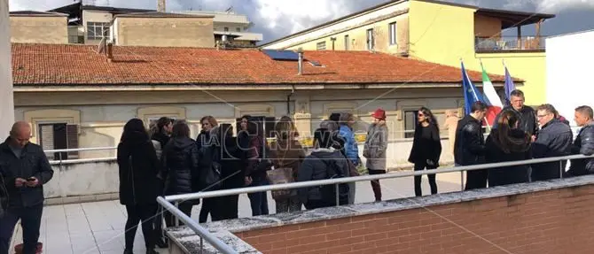 Lavoratori Cup di Cosenza occupano il tetto dell’Azienda ospedaliera
