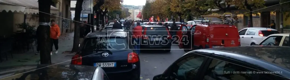 Centro di Cosenza paralizzato, occupazione dei lavoratori della cooperativa Seatt