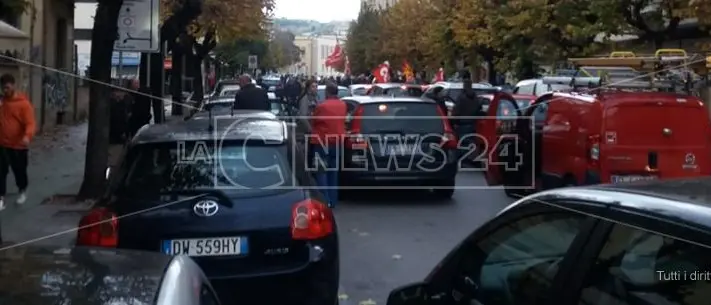 Centro di Cosenza paralizzato, occupazione dei lavoratori della cooperativa Seatt