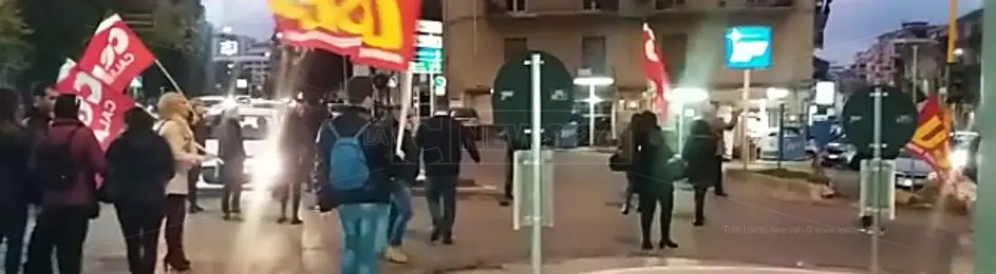 Cosenza, la protesta dei lavoratori Seatt si sposta: code e disagi allo svincolo autostradale