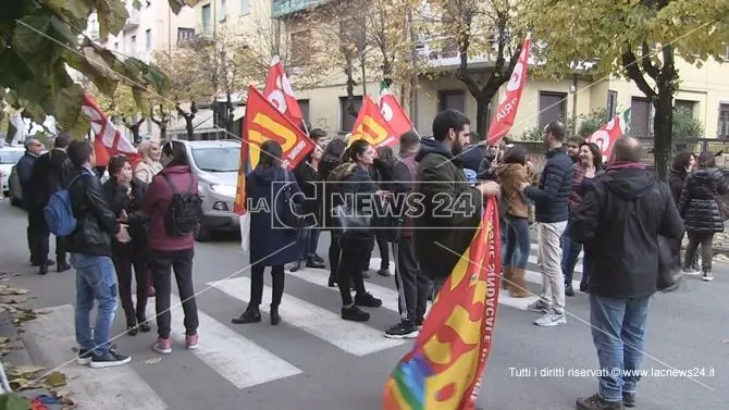 Vertenza Seatt, Cotticelli vola dal ministro. I lavoratori sospendono il blocco del traffico