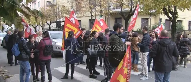 Vertenza Seatt, Cotticelli vola dal ministro. I lavoratori sospendono il blocco del traffico